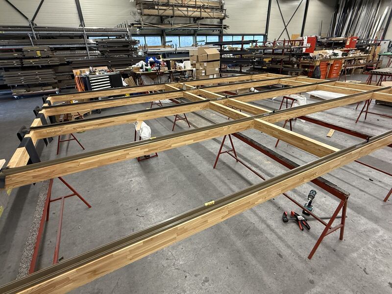 De eerste Aluminium-Hout vliesgevel voor de Brabantstraat in Oss is in productie.